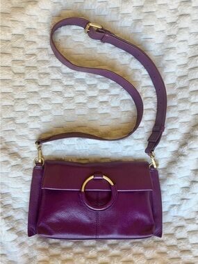 Vince Camuto pebbled purple leather Crossbody bag. Large gold ring hardware.